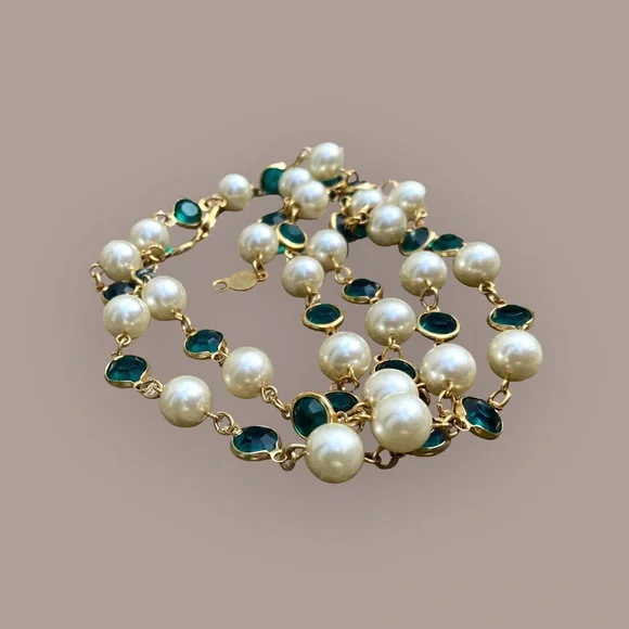 Bellagio 1990s Green Bezel Crystal Necklace - Picture 2 of 5